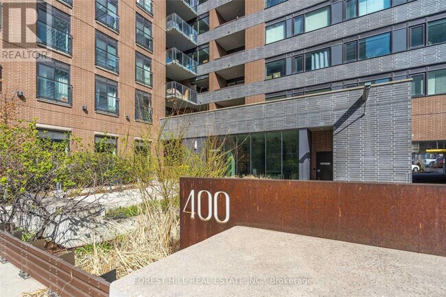 Building Photo - 400 Wellington St W