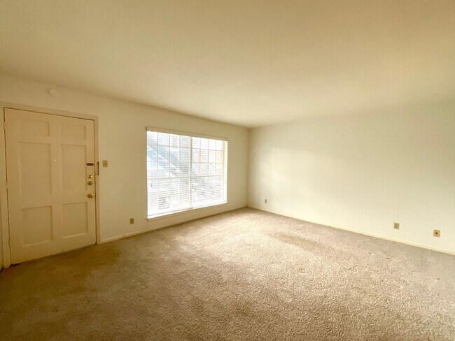 Foto del edificio - **APPLICATION RECEIVED** Charming Upstairs 1-Bedroom Condo with Great Amenities in Prime Location