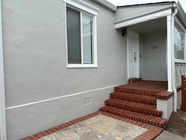 Building Photo - EPIC REA - Great Corner Lakeside Home - 3 ...