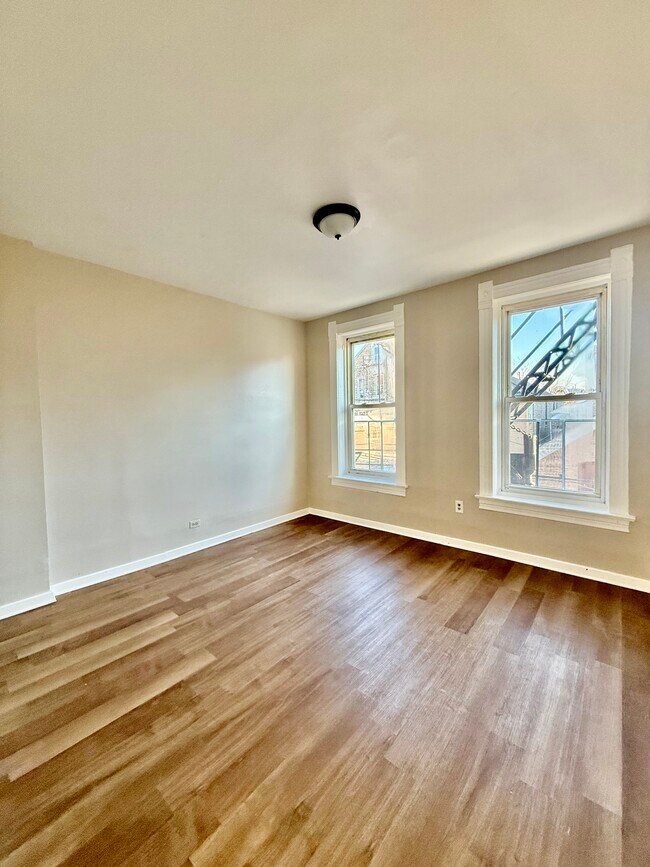 Building Photo - 1529 W 18th St