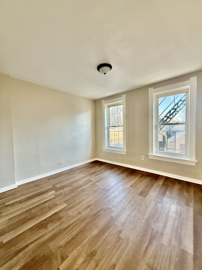Building Photo - 1529 W 18th St