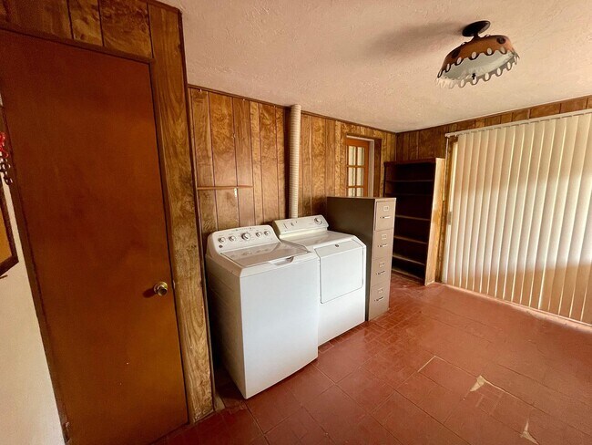 Building Photo - 74 N Davila Cir