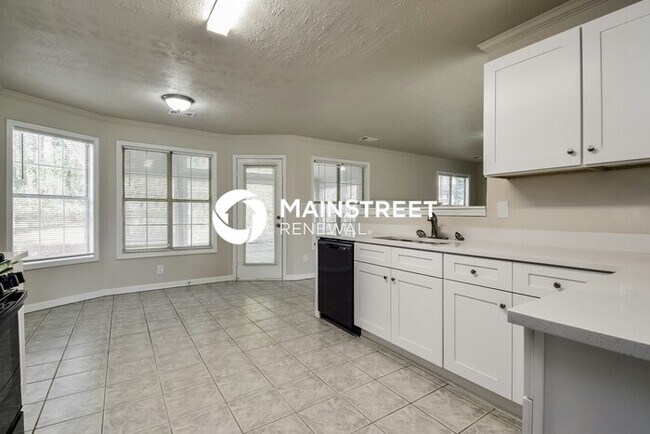 Building Photo - 4 Bedroom Pet-Friendly Home in Lawrencevil...