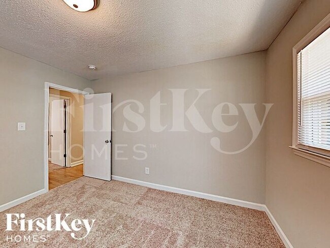 Foto del edificio - 6107 Rockwell Dr