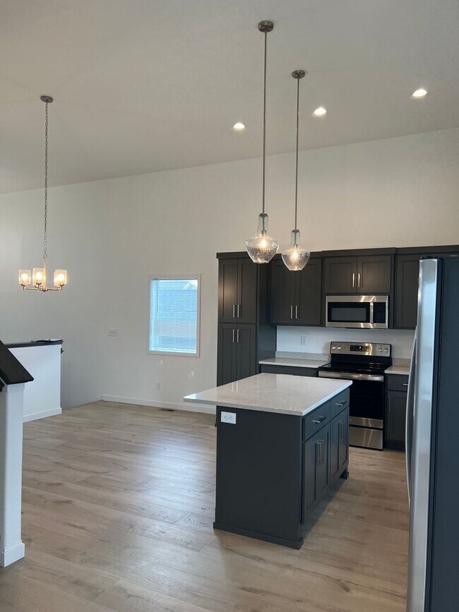 Building Photo - 4 Bed 2 Bath Single Family Home