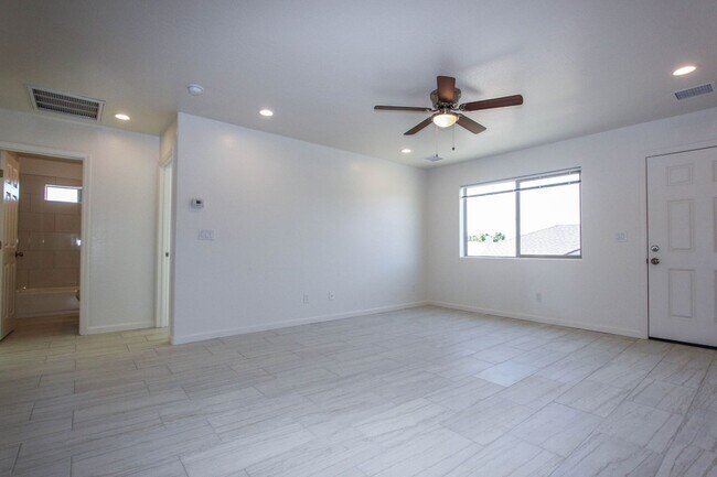 Building Photo - 1251 Barzona Ave