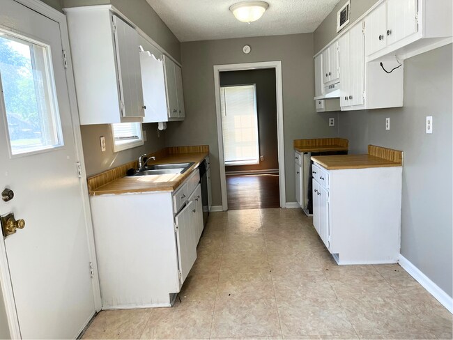 Foto del edificio - 6959 Tulip Trail Dr