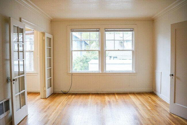 Foto del edificio - Ladd's Addition: Sunny Studio with Hardwoods + Lovely Architectural Appeal!