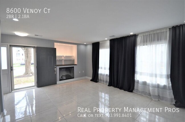 Building Photo - Stunning End of Row Townhouse, Alexandria!