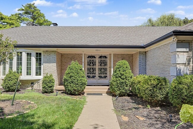 Foto del edificio - 8311 Juniper Ln