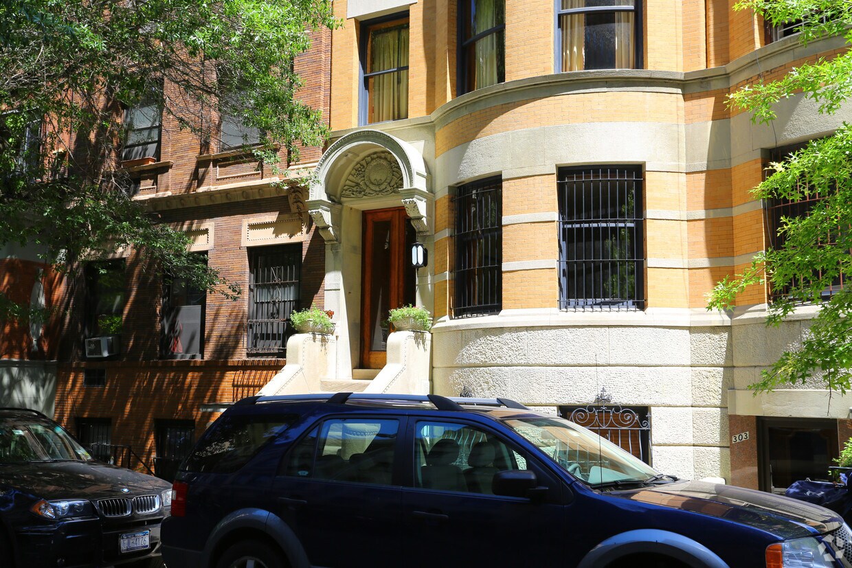 Building Photo - 305 W 76th St