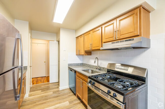 1BR, 1BA - 895SF - Kitchen - Oak Tree Village