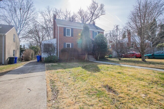 Building Photo - Charming 3 BR/2 BA Single-Family Home in S...