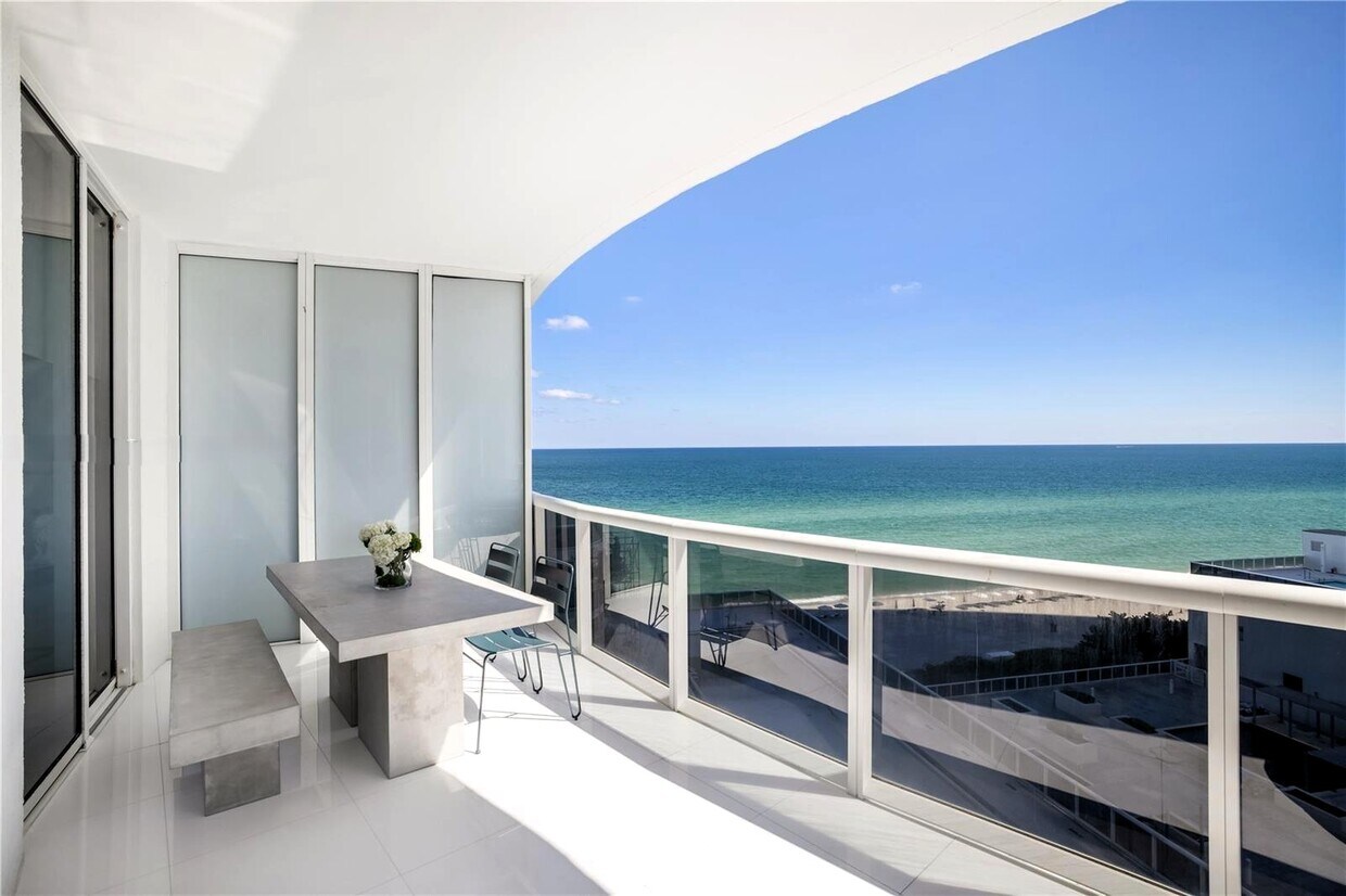 Foto principal - 15901 Collins Ave