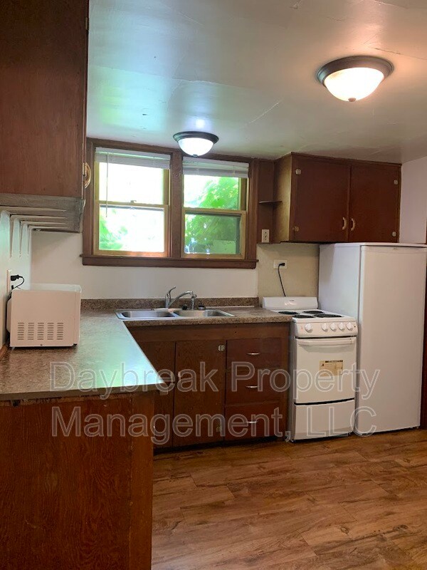 Building Photo - 709 4th St S