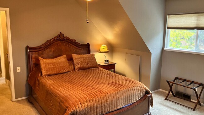 Foto del edificio - Furnished rental with large fenced back yard.