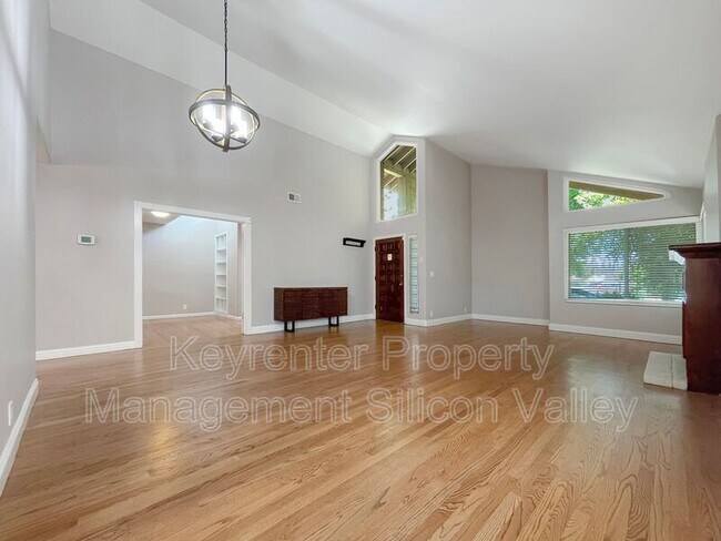 Foto del edificio - 2261 Plummer Ave