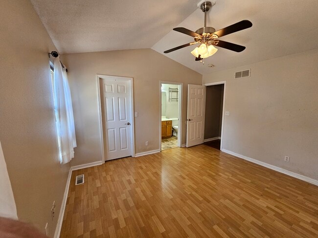 Foto del edificio - 127 Bayfield Dr