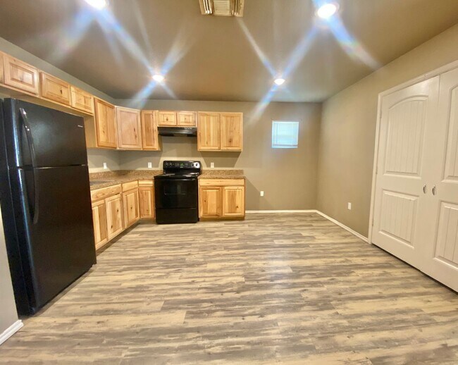 Foto del edificio - 3 bed and 2 bath available near Estacado H...