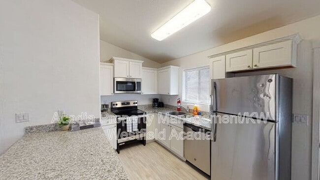 Building Photo - 561 N 10th Pl