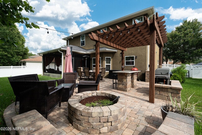 Building Photo - 705 W Kings College Dr