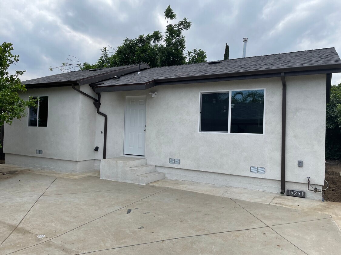 Front - 15251 El Casco St