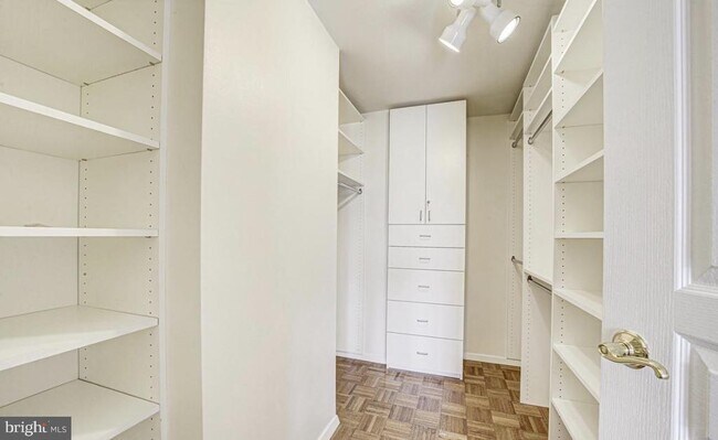 Foto del edificio - 7111 Woodmont Ave