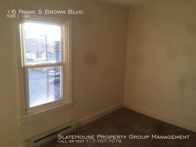 Building Photo - 5 Bedroom Duplex- Plus Extra bonus room