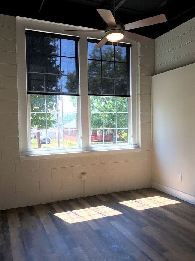Building Photo - Furnished Inclusive  Waiting for YOU