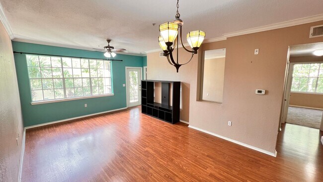 Foto del edificio - Charming 2-Bedroom Condo in Gated Metrowes...