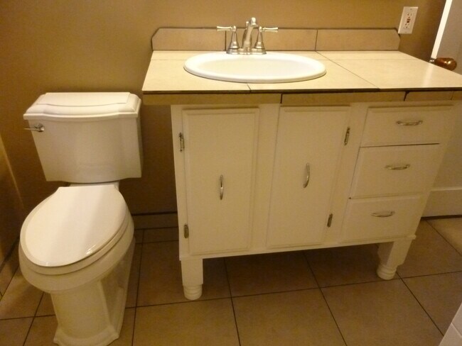 Building Photo - 825 E 35th Ave