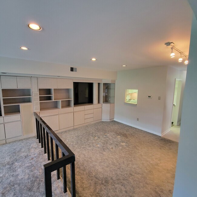 Building Photo - 10 Centennial Ridge Dr