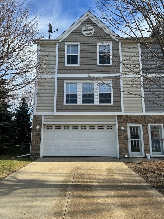 389 NE Sandalwood, Waukee, IA 50263 Townhome Rentals in Waukee IA