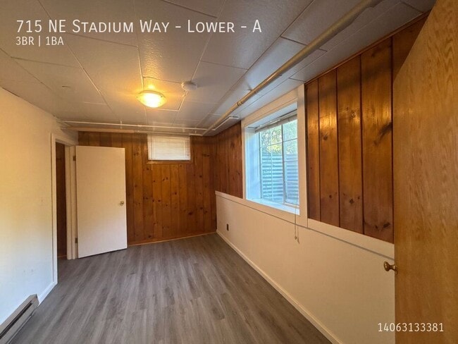 Building Photo - 715 NE Stadium Way