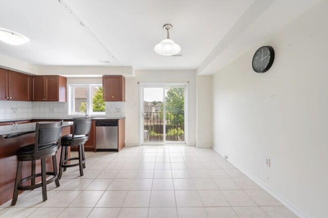 Building Photo - 2 BED PLUS DEN - 1 BATH - SCARBOROUGH -  FOURPLEX