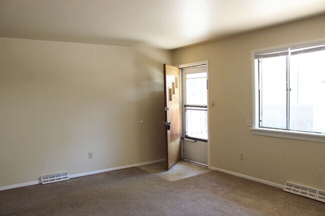 Building Photo - 612 N Frey Ave
