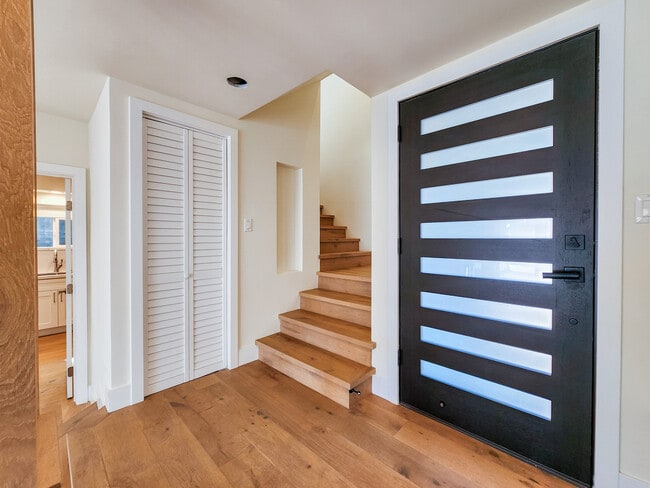 Building Photo - 733 E Walnut Ave