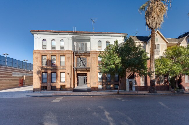 Building Photo - 1325 Ingraham St