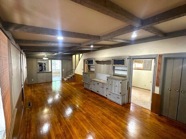 Foto del edificio - 3 bed 1 bath, Month to Month in the middle...