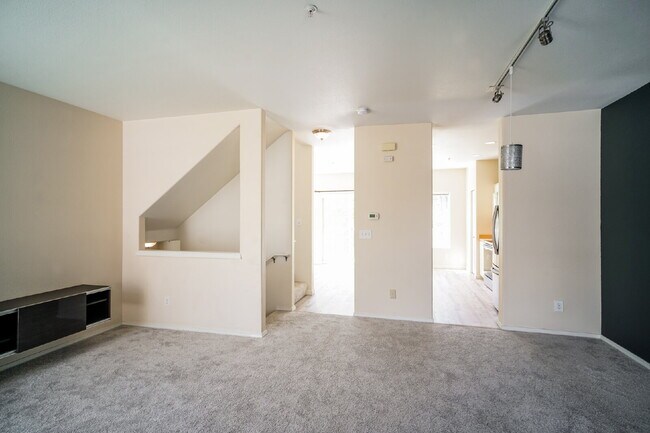 Building Photo - Charming Townhome Condo 3 Bedrooms / 2.5 B...
