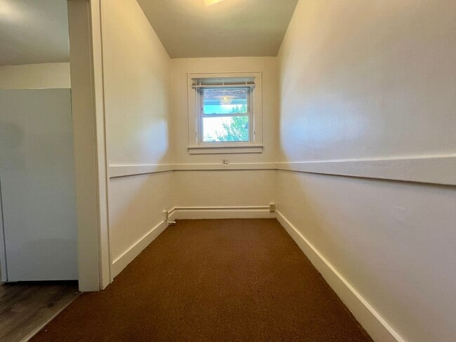 Building Photo - Bright & Spacious 1BD in Oakland! Beautiful Hardwood Floors, Equipped Kitchen & More! Call Today!
