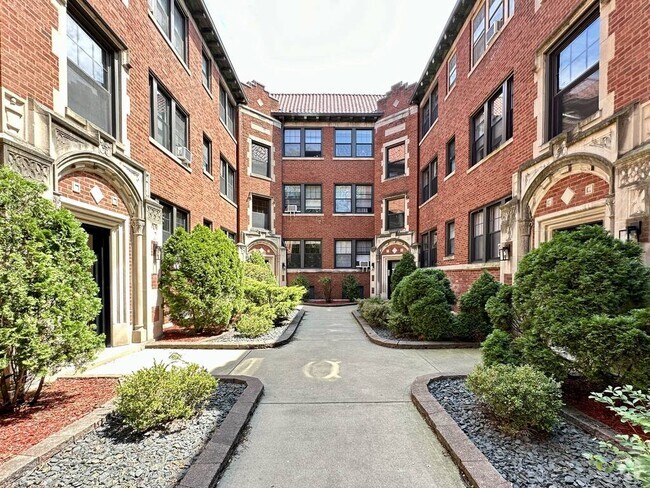 Building Photo - 1310 Oak Ave