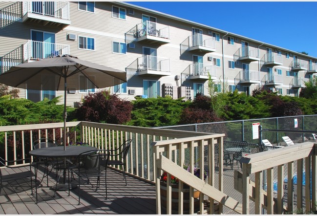 Clubhouse Deck - Cedar Green Apartments