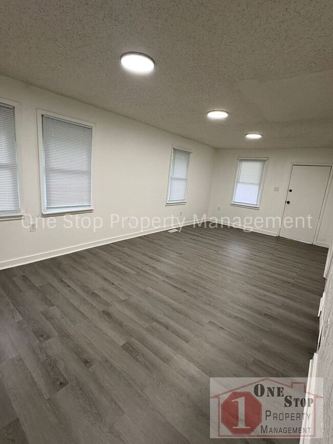 Building Photo - Beautiful 3 Bedroom 2 Bathroom in Kansas City!