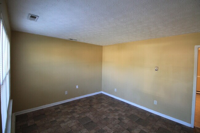 Building Photo - 116 Queensway Dr