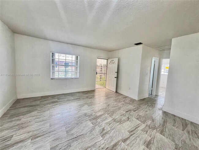 Foto del edificio - 19120 NW 36th Ave