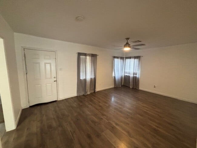 Foto del edificio - 320 N Imperial Ave
