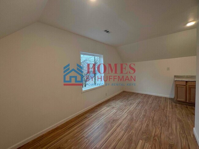 Foto del edificio - One Bedroom | Upstairs Unit