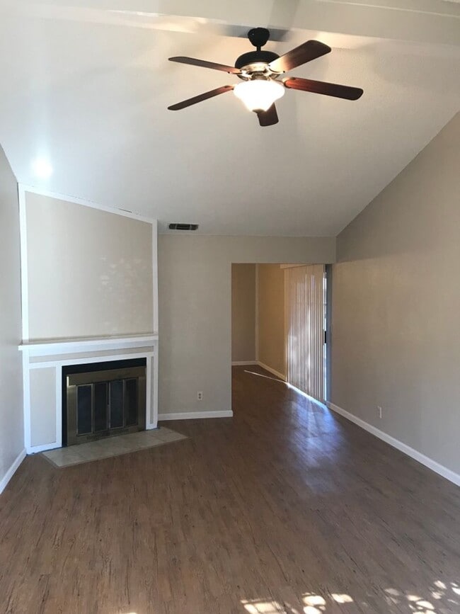 Building Photo - 5532 E Knoll Dr