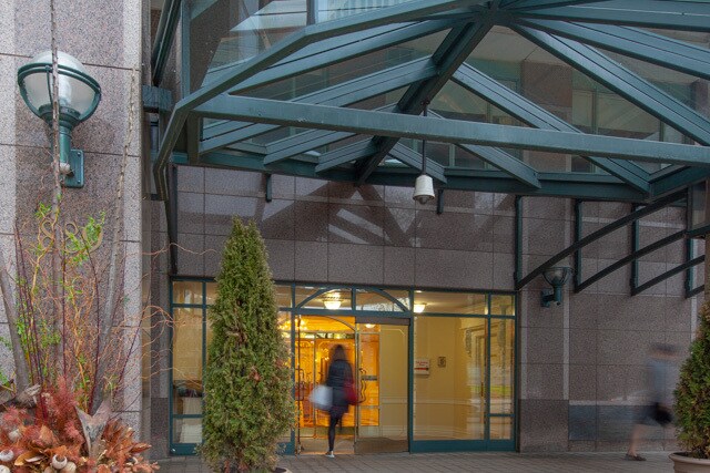 Photo du bâtiment - 889-889 Bay St.